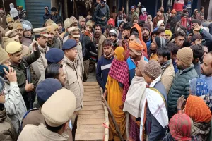 रायबरेली: श्रमिक की ईंट से कूचकर हत्या, एक सप्ताह में दो हत्याओं से ग्रामीणों में आक्रोश, सड़क पर लगाया जाम