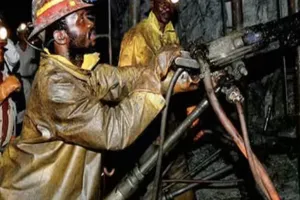 दक्षिण अफ्रीका में बड़ा हादसा: खदान में फंसने से 100 खनिकों की मौत 