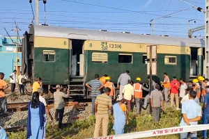 तमिलनाडु में पटरी से उतरी पैसेंजर ट्रेन, लोको पायलट की सूझबूझ से टला बड़ा हादसा