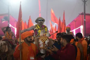 महाकुम्भ 2025: कभी बजाते डमरू तो कभी लहराते भाले और तलवारें... त्रिवेणी तट पर आकर्षण का केंद्र बने नागा संत, देखें तस्वीरें