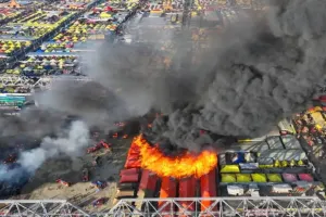 Maha Kumbh 2025: सिलेंडर में धमाके से मेला क्षेत्र में लगी आग से कई टेंट जले, जानिए क्या बोले अधिकारी, देखें घटना की तस्वीरें...