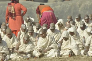 महाकुंभ 2025: सनातन धर्म की रक्षा के लिए 100 से अधिक महिलाओं ने ली महिला नागा की दीक्षा,  तीन विदेशी भी शामिल