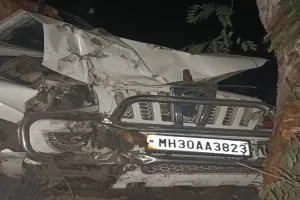 अयोध्या-प्रयागराज हाईवे पर पेड़ से टकराई स्कॉर्पियो, एक की मौत 6 घायल 