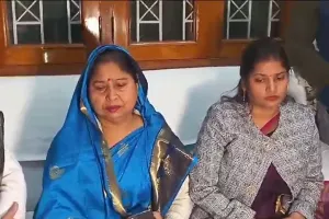 सीतापुर: सांसद राकेश राठौर के बचाव में उतरीं उनकी पत्नी, कहा- न्यायपालिका पर पूरा भरोसा, देखें Video