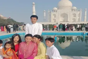 भूटान की राजमाता शेरिंग यांगदोन ने परिवार के सदस्यों के साथ किया ताज का दीदार