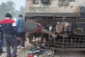 रायबरेली: बाइक से रेलवे ट्रैक पार कर रहा था युवक, सनसनाती आई ट्रेन, फिर जो हुआ यकीन नहीं करेंगे आप
