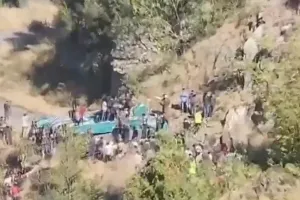 कर्नाटक में बड़ा हादसा: 50 मीटर गहरी घाटी में गिरा ट्रक, 11 फल विक्रेताओं की मौत, 10 अन्य घायल 