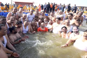 Maha Kumbh 2025: कैबिनेट संग सीएम योगी ने त्रिवेणी संगम में लगाई पवित्र डुबकी, सूर्य देवता को अर्पित किया जल