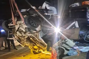 लखनऊ में दर्दनाक सड़क हादसा: ट्रक की टक्कर से वैन में घुसी एसयूवी कार, चार की मौत, कई घायल 