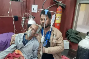 अयोध्या: इमरजेंसी में गंभीर मरीजों को राम भरोसे छोड़ गए डॉक्टर, घंटों मची रही हाय तौबा, छटपटाते रहे पैरालिसिस व सांस के पेशेंट
