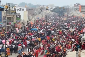 अयोध्या: दुल्हन की तरह सजी रामनगरी, रामलला व हनुमानगढ़ी पर लंबी कतार, दो से तीन घंटों में हो रहे दर्शन