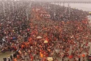 Republic Day 2025: 76 वें गणतंत्र दिवस पर राष्ट्रीयता के रंग में रंगा नजर आया महाकुम्भ, 70 साल मुन्नी देवी ने फहराया तिरंगा