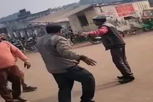 57 सेकंड में बकी अनगिनत गालियां... मनकापुर रेलवे स्टेशन सवारी बैठाने को लेकर टेंपों चालकों में हुई गाली गलौज, Video वायरल