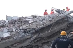 दिल्ली के बुराड़ी में बड़ा हादसा: चार मंजिला इमारत गिरने से 2 की मौत, अब तक 12 को बचाया गया, रेस्क्यू जारी