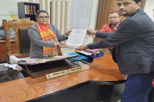 बहराइच: 'नो हेलमेट नो फ्यूल' नियम को बंद करे जिला प्रशासन, डीएम और एसपी को सौंपा ज्ञापन