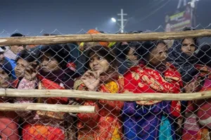 महाकुंभ भगदड़:  अचानक बेरीकैडिंग तोड़ कर आई भीड़, संगम तट पर सो रहे श्रद्धालुओं ने बताया आंखों देखा हाल