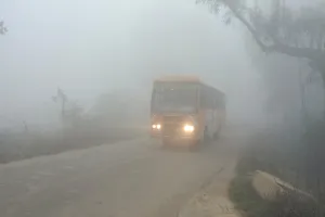 Weather Update: कोहरे की चादर में लिपटी आज की सुबह, विजिबिलिटी 10 मीटर से भी कम, हेडलाइट जलाकर रेंगते रहे वाहन
