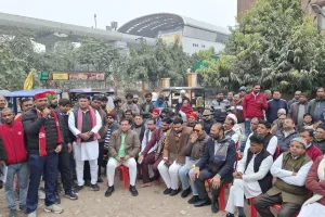  कानपुर: जनता की परेशानी हल कराने को धरने पर बैठे पूर्व विधायक सतीश निगम व सपा नेता 