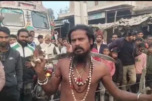 बहराइच: पुलिस की इस हरकत पर भड़का नागा साधु, हंगामा कर सड़क पर लगाया जाम, फिर ऐसे हुआ हुआ शांत, देखें वीडियो 