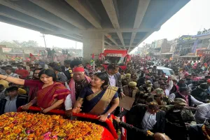 डिंपल भाभी-डिंपल भाभी से गूंज उठा मिल्कीपुर, अजीत प्रसाद के समर्थन में डिंपल यादव ने किया रोड शो, उमड़ा हुजूम, देखें वीडियो
