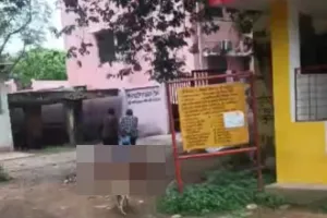 Video: पोस्टमार्टम हाउस के बाहर शव को जमीन पर घसीटने का वीडियो वायरल, सपा ने बताया बेहद शर्मनाक!