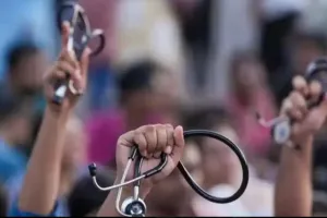 बंगाल के मेडिकल कॉलेज में चिकित्सकों ने छह सहकर्मियों के निलंबन के विरोध में ‘काम रोको’  किया अभियान शुरू