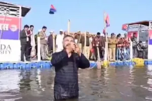Mahakumbh 2025: डीजीपी प्रशांत कुमार ने लगाई संगम में डुबकी, मां गंगा की पूजा आराधना की