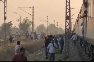 महाराष्ट्र में बड़ा ट्रेन हादसा...पुष्पक एक्सप्रेस से उतरे यात्रियों को कर्नाटक एक्सप्रेस ने रौंदा, 12 लोगों की मौत