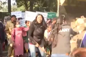 स्वाति मालीवाल ने केजरीवाल के खिलाफ किया प्रदर्शन, आवास के बाहर फेंका कूड़ा 