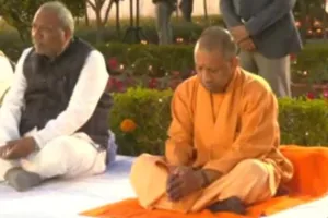 Shaheed Diwas 2025:: शहीद स्मारक पर सीएम योगी ने सुने भजन, दीपदान कर दी श्रद्धांजलि