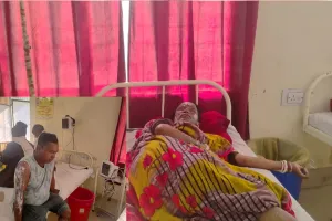 बहराइच: गैस सिलेंडर में विस्फोट से एक ही परिवार के पांच लोग झुलसे, फूस के दो मकान भी जले