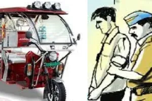 रामपुर : 11 साल से गायब हिस्ट्रीशीटर हल्द्वानी में चला रहा था ई-रिक्शा, पुलिस ने पकड़ कर परिजनों को सौंपा
