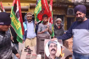 कानपुर में भाजपा नेता धीरज चड्डा की फोटो जलाई...जूते से मारा: मुर्दाबाद के नारे लगाकर कड़ी कार्रवाई की मांग की