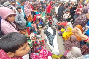 इटावा में मुकदमा दर्ज होने के डर से अधेड़ ने निगला जहरीला पदार्थ खाकर दी जान: मुआवजे की मांग को लेकर परिजनों ने लगाया जाम