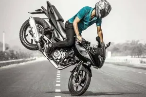 स्टंटबाज बना रहे थे रील, पुलिस ने किया अंदर, वाहन कर दिया सीज