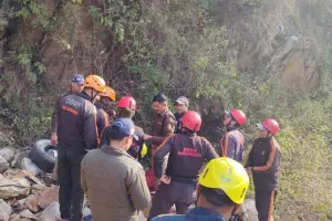 खाई में गिरी कार, महिला फार्मासिस्ट की मौत  