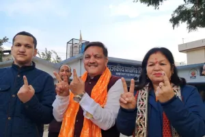 भाजपा के मेयर प्रत्याशी गजराज बिष्ट ने परिवार के साथ डाला वोट 