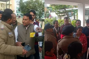 शहर की सरकार बनाने को लेकर हंगामा, मतदान केंद्रों में हो रहा विवाद 