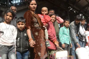 Mahakumbh 2025: तीन किमी संगम पहुंचने के लिए 28 किमी चले पैदल: श्रद्धालु बोले, अब शहर के बाहर से पहुंचाया जा रहा घाट 