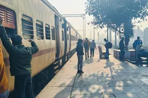 Auraiya: 12 घंटे देरी से कंचौसी रेलवे स्टेशन पहुंची ऊंचाहार एक्सप्रेस...प्रयागराज से दिल्ली होकर चंडीगढ़ जाती है ट्रेन, यात्री परेशान