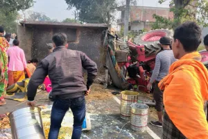 कन्नौज में अन्नप्राशन को जा रहा ट्रैक्टर ट्राली पलटी, 20 लोग घायल: हादसे के बाद लोगाें में मची चीख-पुकार