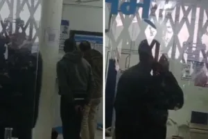 कानपुर के SBI बैंक में लूट का प्रयास: हथियारबंद युवक चाकू लेकर घुसा अंदर...हमला करने का किया प्रयास, पुलिस जांच पड़ताल में जुटी, VIDEO