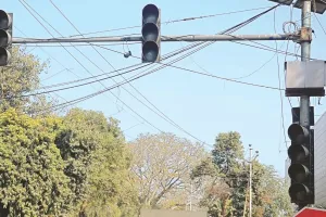 कानपुर में यातायात सिपाही, होमगार्ड के भरोसे यातायात, ट्रैफिक सिग्नल खराब: टीआई, टीएसआई चालान में व्यस्त, जनता जाम से त्रस्त...