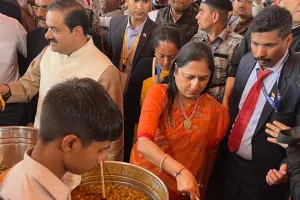 Mahakumbh 2025: महाप्रसाद रसोई में पहुंच खास से आम हुई अदाणी परिवार की सास-बहू, रसोई में महिलाओं संग कर रही काम