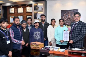 Lucknow University में मुफ्त में बंट रहे अंक, छात्रों ने लगाया प्रोक्टर पर ये आरोप