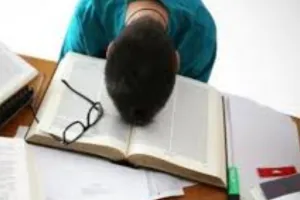 बोर्ड एग्जाम से पहले स्टूडेंट्स की एंग्जाइटी का पारा हुआ हाई, हेल्पलाइन डेस्क में फोनकर मांग रहे सौल्यूशन