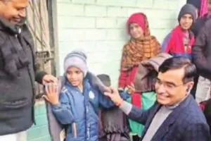 मां की मौत के बाद पड़ोसी की छत पर रात गुजारने को मजबूर बच्चे, वीडियो वायरल होने के बाद पहुंचे SDM