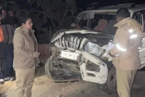 गोंडाः ट्रैक्टर-ट्राली से टकराई स्कॉर्पियो, तीन की हालत‌ गंभीर