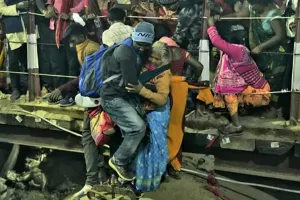 Mahakumbh Stampede: महाकुंभ में भगदड़ का सुनिए आखों देखा हाल, चीख पुकार के बीच अपनों को तलाश रही निगाहें 