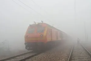 कोहरे व धुंध के कारण वंदेभारत और तेजस जैसी प्रीमियम ट्रेनें की चाल भी बिगड़ी: 27 ट्रेनें 1 से लेकर 10 घंटे तक लेट  